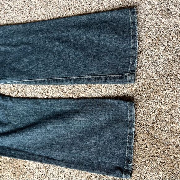 Tommy Hilfiger Medium Wash Low Rise Flare Jeans Size 8. Five pocket style. - Picture 7 of 8